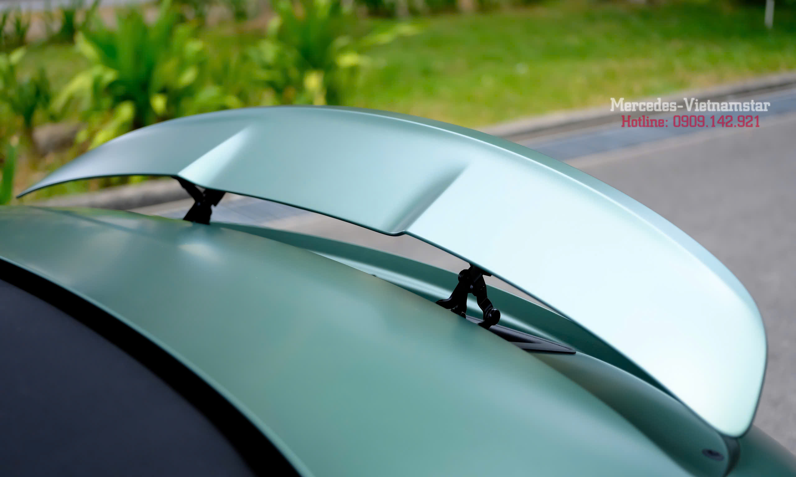 Chi tiết cánh lướt gió Mercedes-AMG SL63 Ireland Mid Green Magno giúp tăng lực ép xuống và ổn định xe ở tốc độ cao
