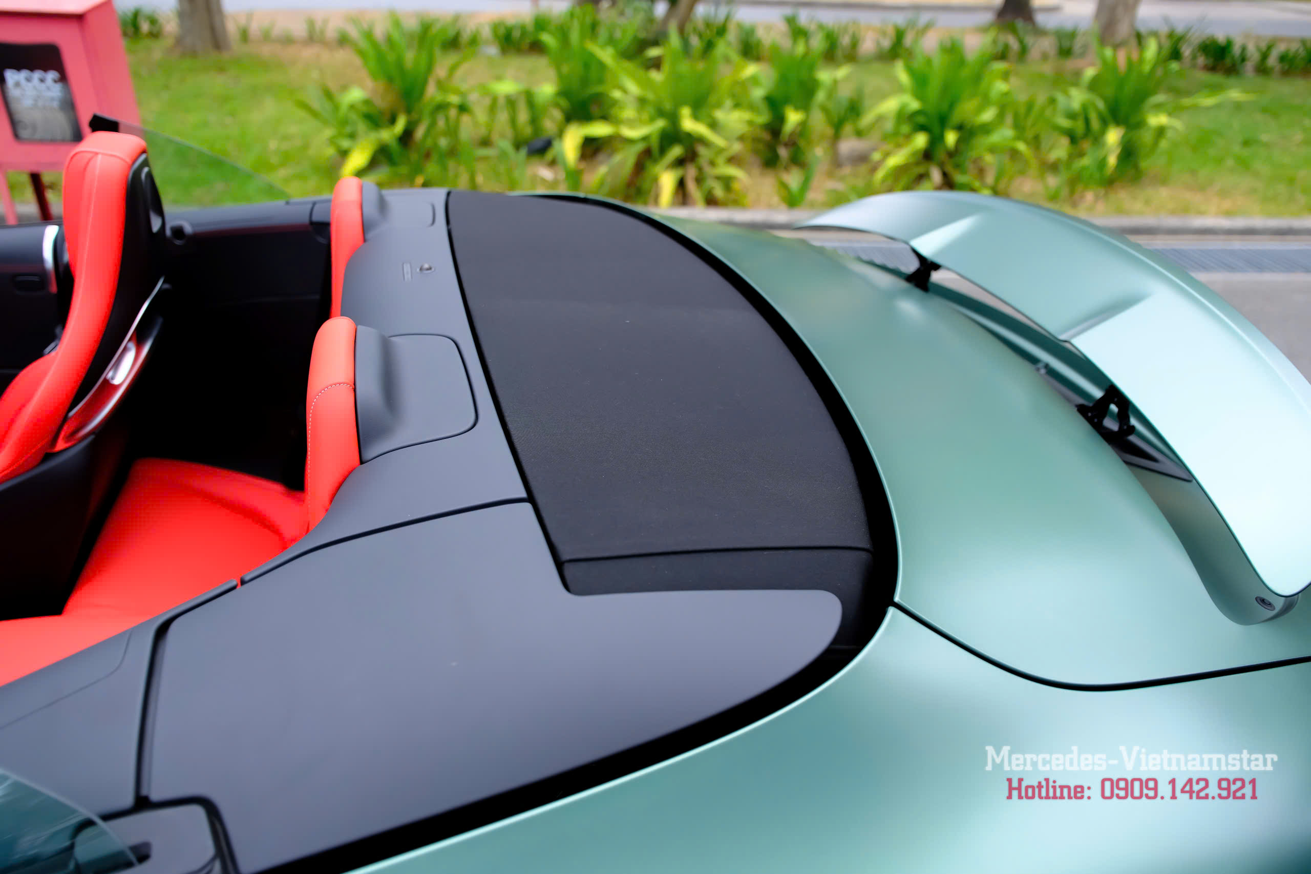 Ngoại thất SL63 xanh magno phản chiếu ánh nắng tự nhiên