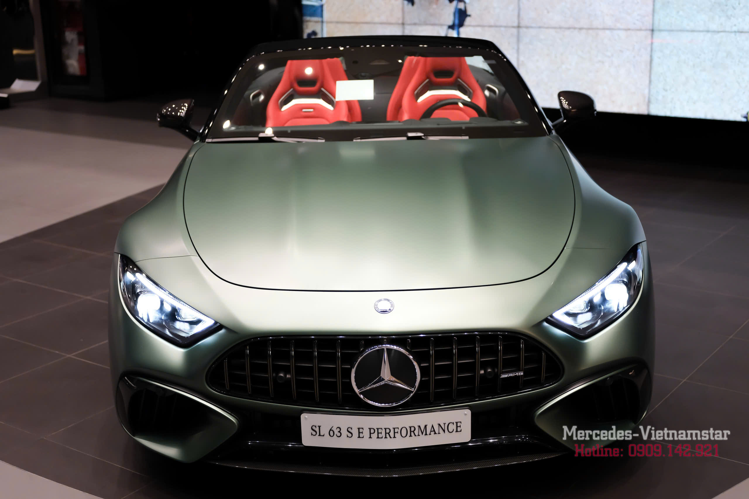 Khu vực xếp mui Mercedes-AMG SL63 Ireland Mid Green Magno được thiết kế gọn gàng, tối ưu không gian và giữ form ngoại thất liền mạch