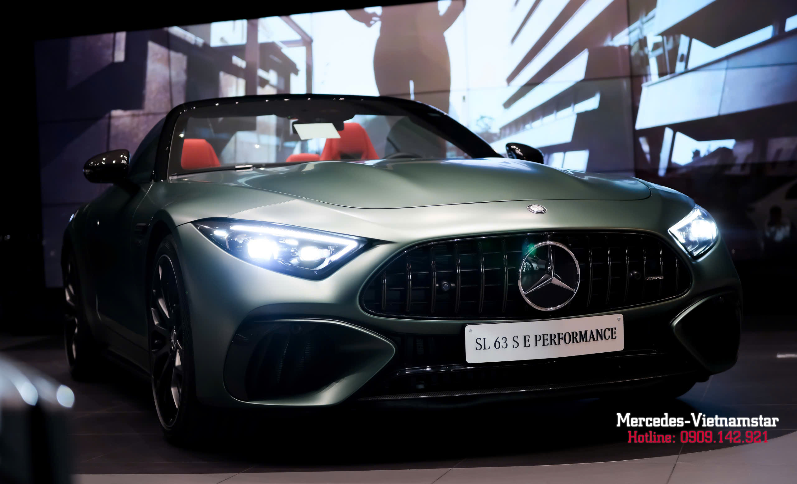 Cánh lướt gió Mercedes-AMG SL63 Ireland Mid Green Magno chụp từ dưới lên làm nổi bật thiết kế khí động học mạnh mẽ
