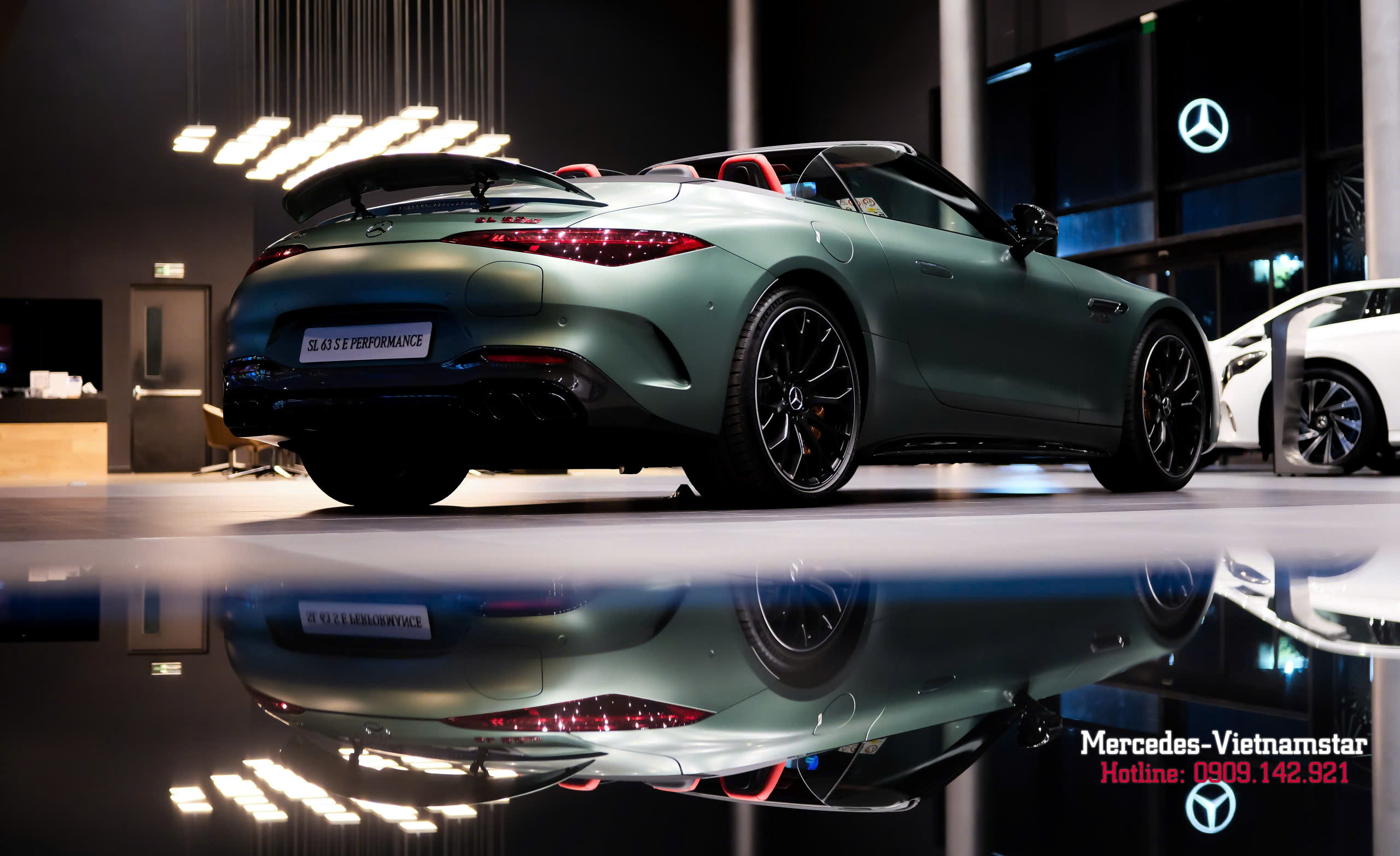 Chi tiết cốp sau Mercedes-AMG SL63 Ireland Mid Green Magno khi mở lên