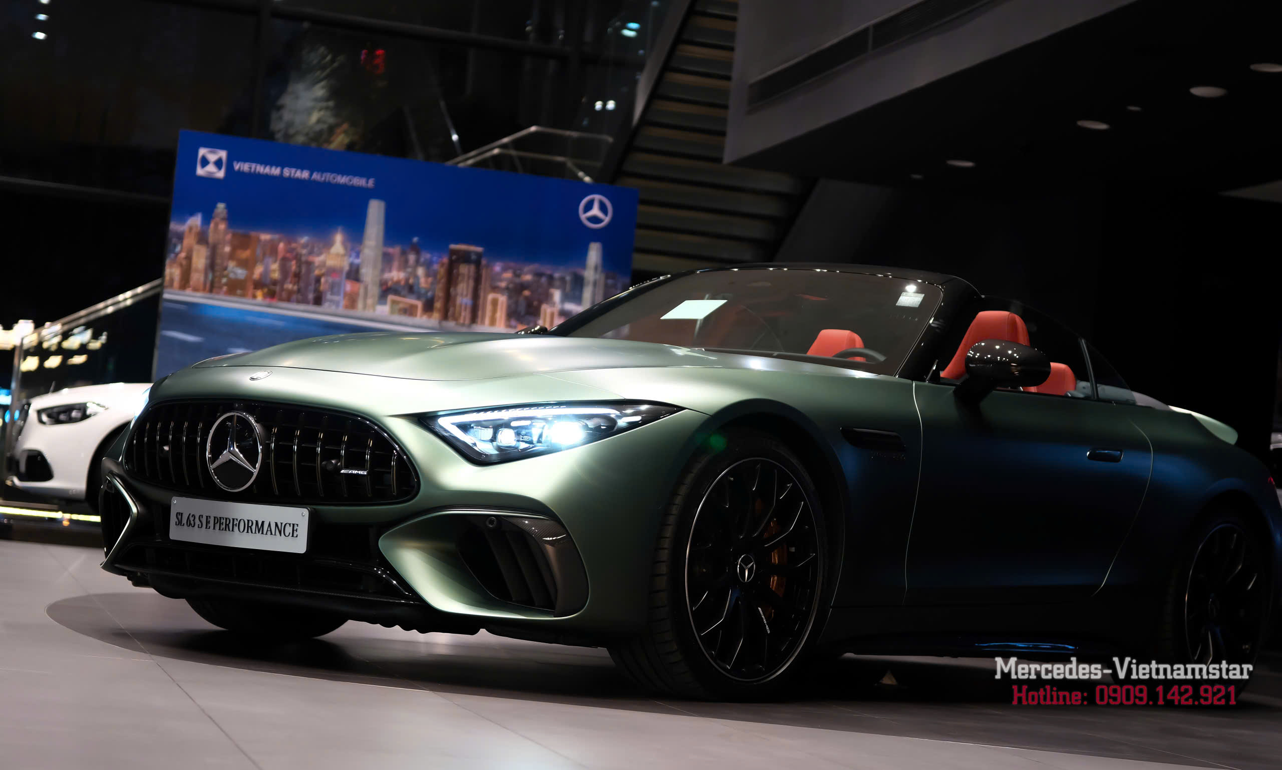Góc 3/4 đầu xe AMG SL63 xanh magno với thiết kế thể thao hiện đại