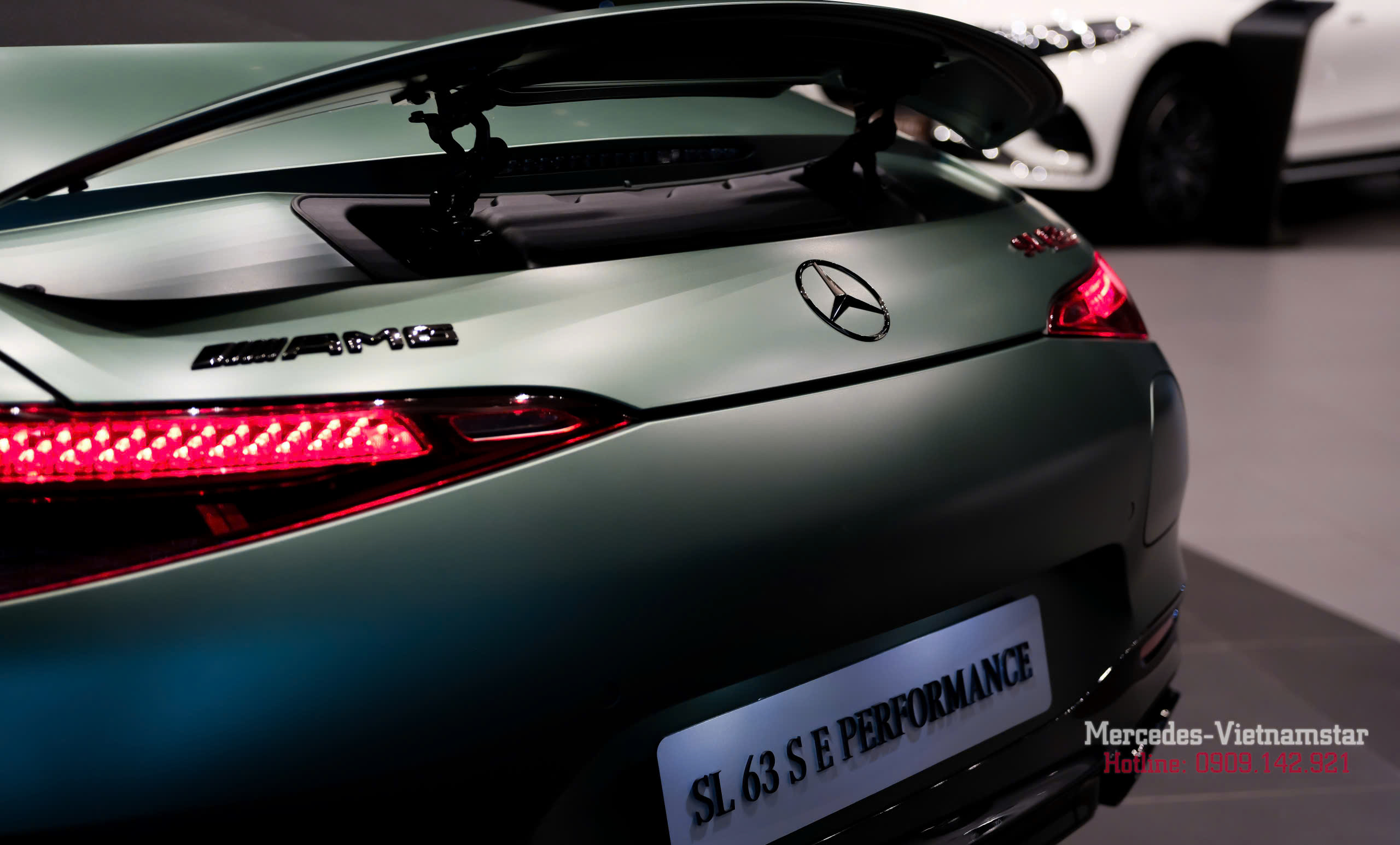 Vẻ ngoài đầy “chiến” của Mercedes-AMG SL63 Ireland Mid Green Magno với thiết kế thể thao mạnh mẽ và đường nét cơ bắp ấn tượng