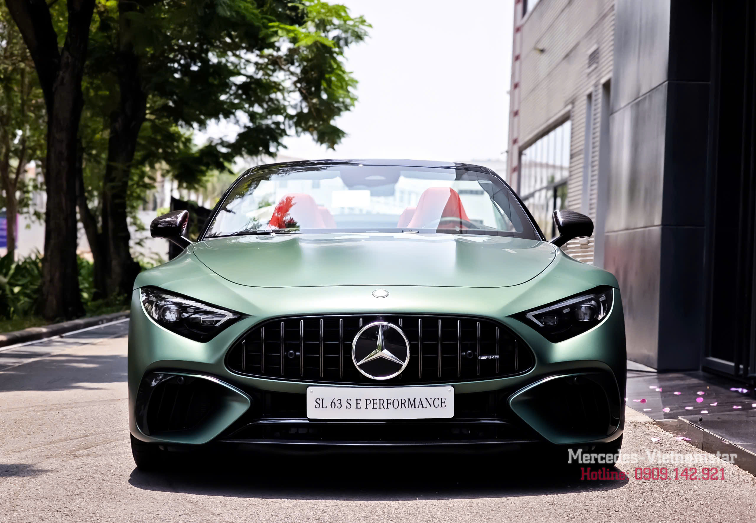 Chi tiết lưới tản nhiệt SL63 xanh magno phong cách Panamericana