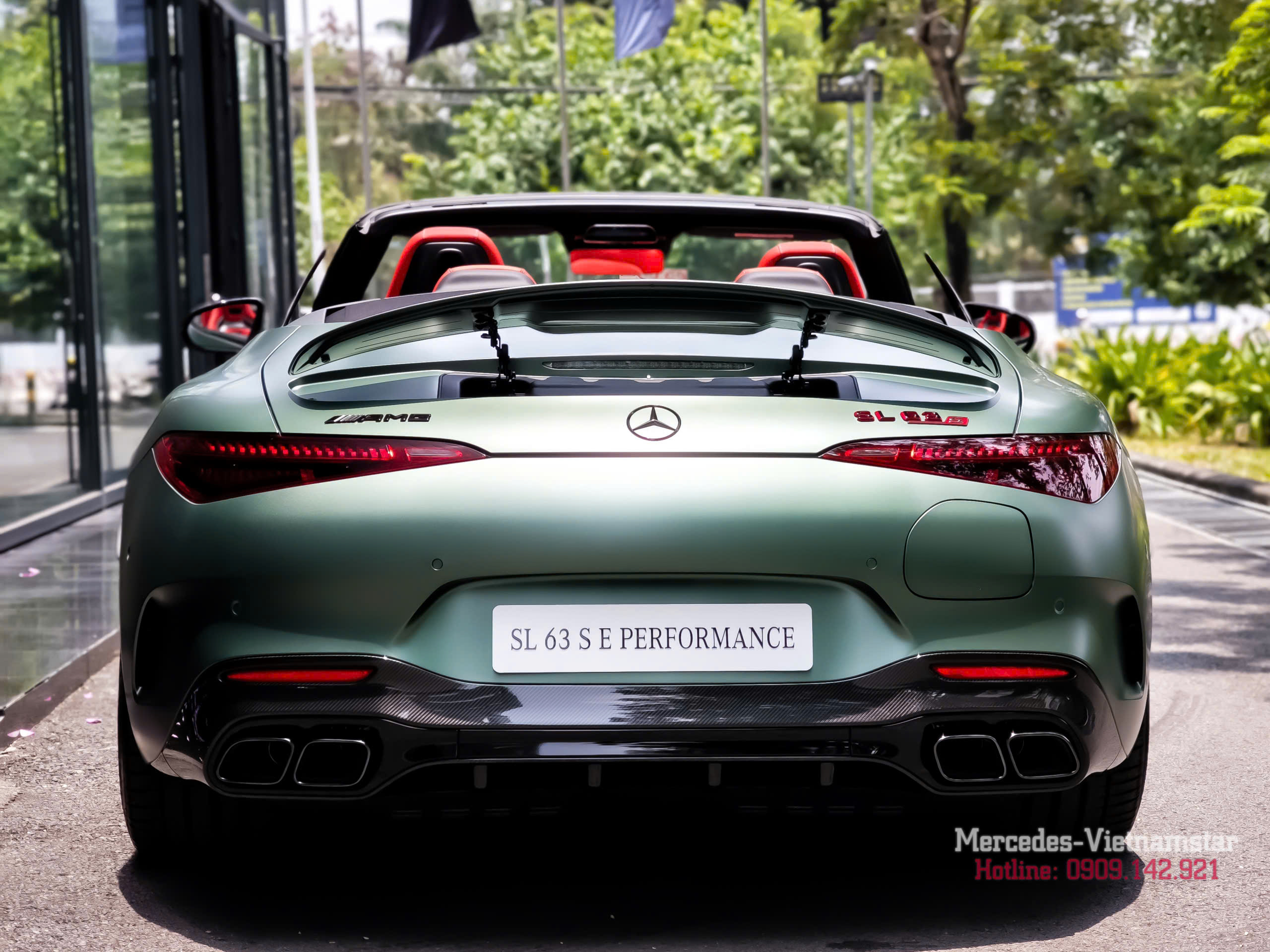 Thiết kế đuôi xe Mercedes-AMG SL63 Ireland Mid Green Magno nổi bật với phong cách thể thao hiện đại