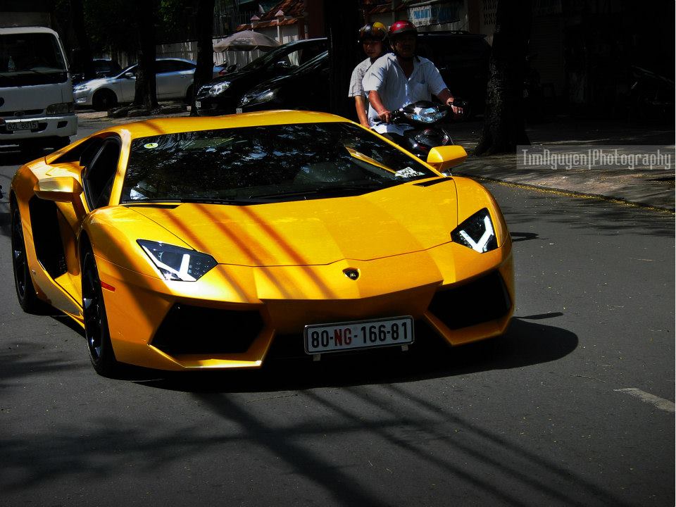 Siêu xe Việt Nam Lamborghini Aventador màu vàng trên phố