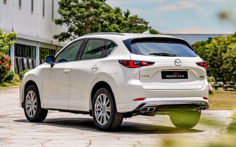 Đuôi xe vẫn giữ nguyên thiết kế trước đây nhưng khác biệt ở thiết kế cụm đèn hậu 