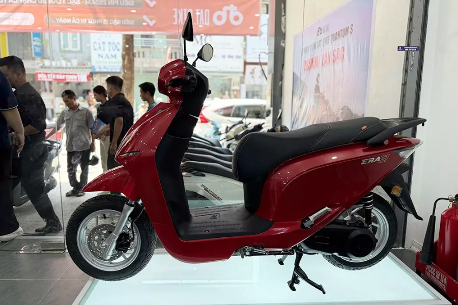 So sánh xe máy điện Dat Bike Era với xe xăng truyền thống về chi phí