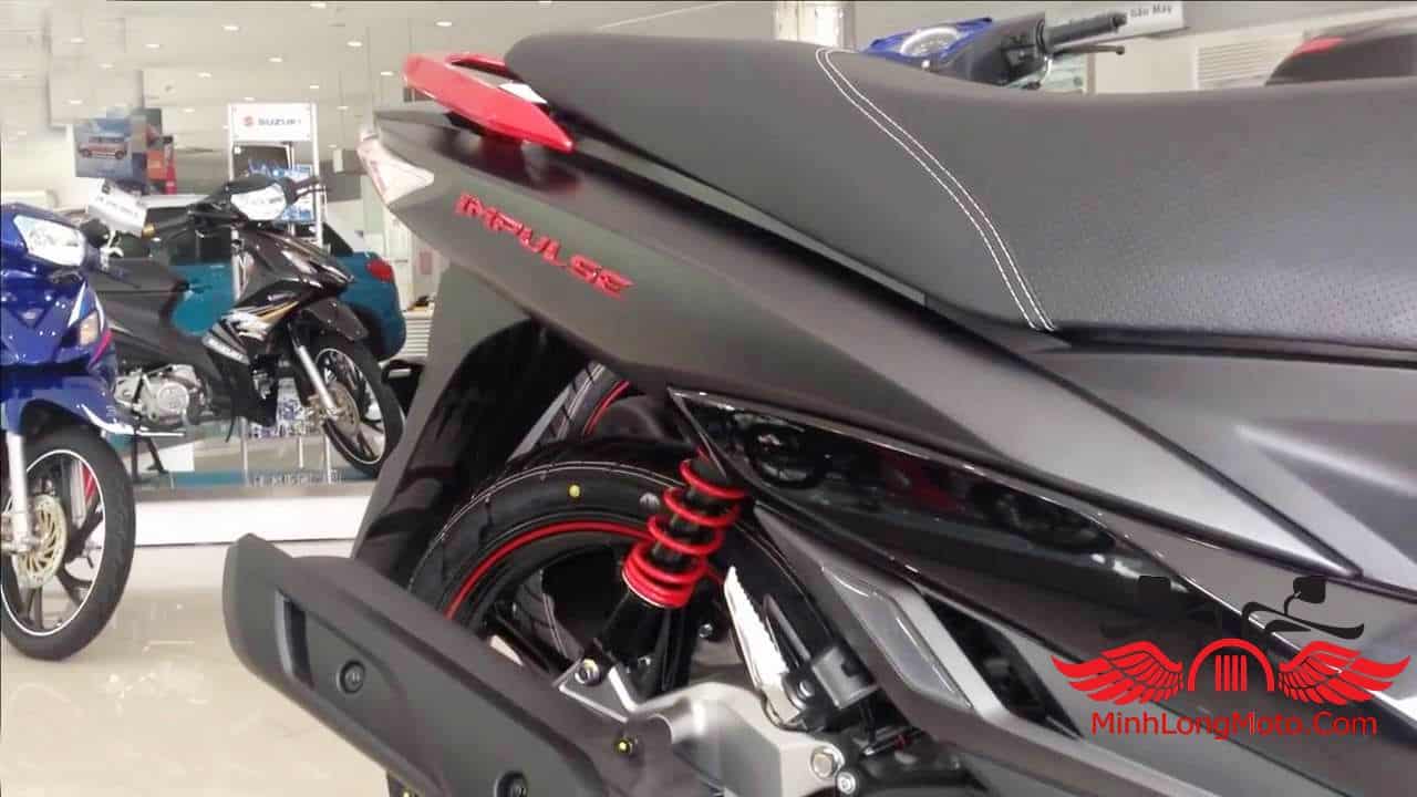 Đuôi xe Suzuki Impulse 125cc và phuộc lò xo phía sau.