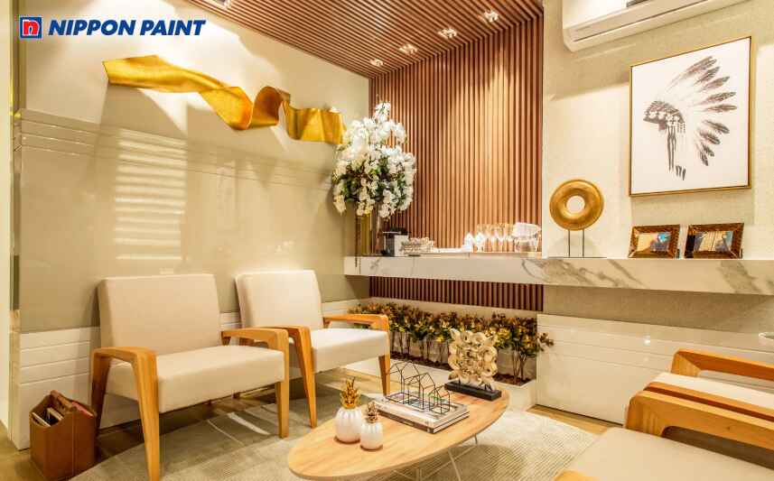 Nội thất gỗ nâu đất tạo nên một không gian tiếp khách đẳng cấp và gần gũi
