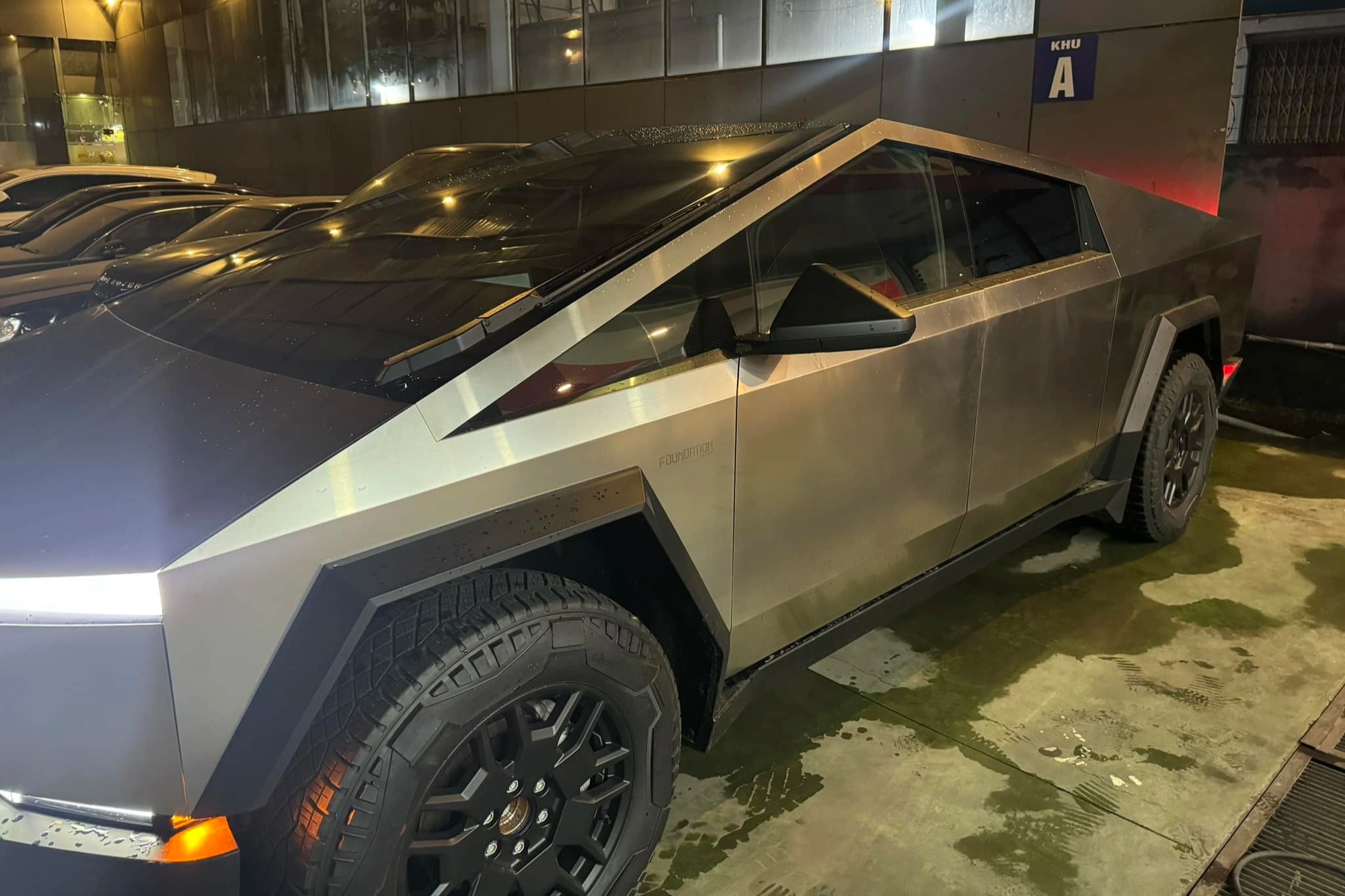 Tesla Cybertruck đầu tiên về Việt Nam, giá có thể vượt mốc 10 tỷ đồng - 3