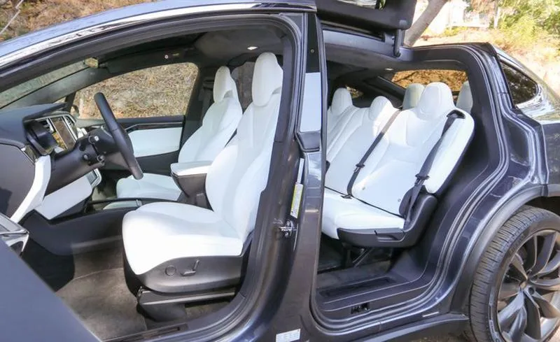 khong-gian-hang-ghe-xe-tesla-model-x-2021-muaxegiatot-vn