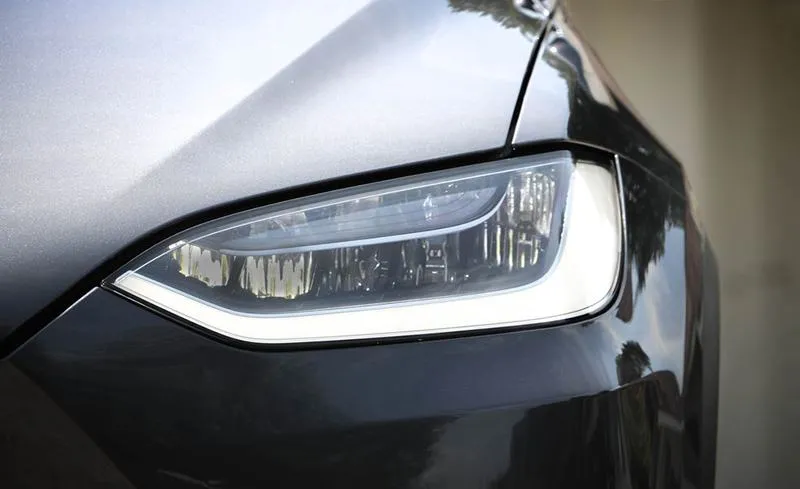 den-truoc-xe-tesla-model-x-2021-muaxegiatot-vn