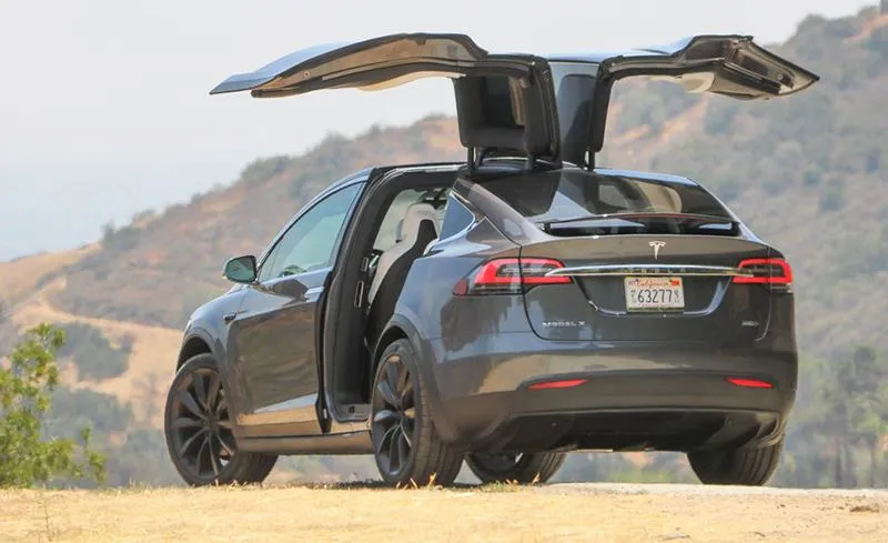 duoi-xe-tesla-model-x-2021-muaxegiatot-vn