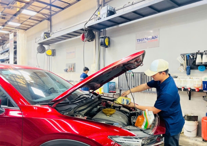 Thay nhớt xe ô tô định kỳ tại gara chuyên nghiệp tại gara