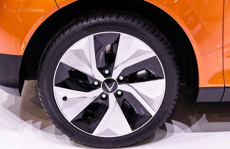 VF5 dùng bộ mâm 2 màu 5 chấu kích thước 18 inch