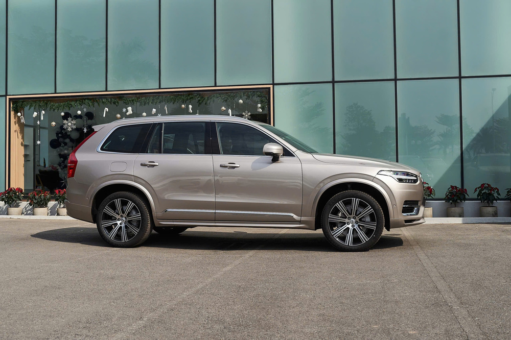ảnh ngang xe Volvo Xc90 plugin hybrid