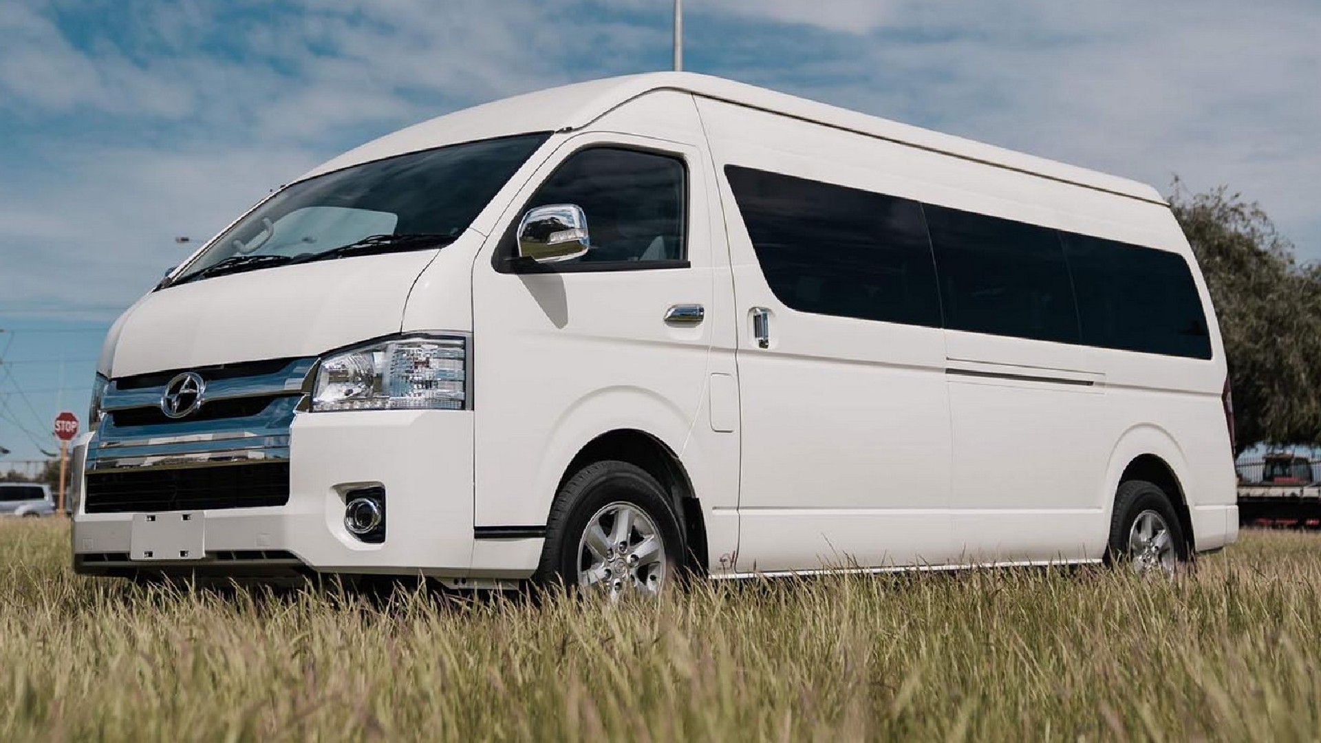 Xe 16 chỗ Toyota Hiace đời cũ bị hãng xe Trung Quốc nhái thiết kế