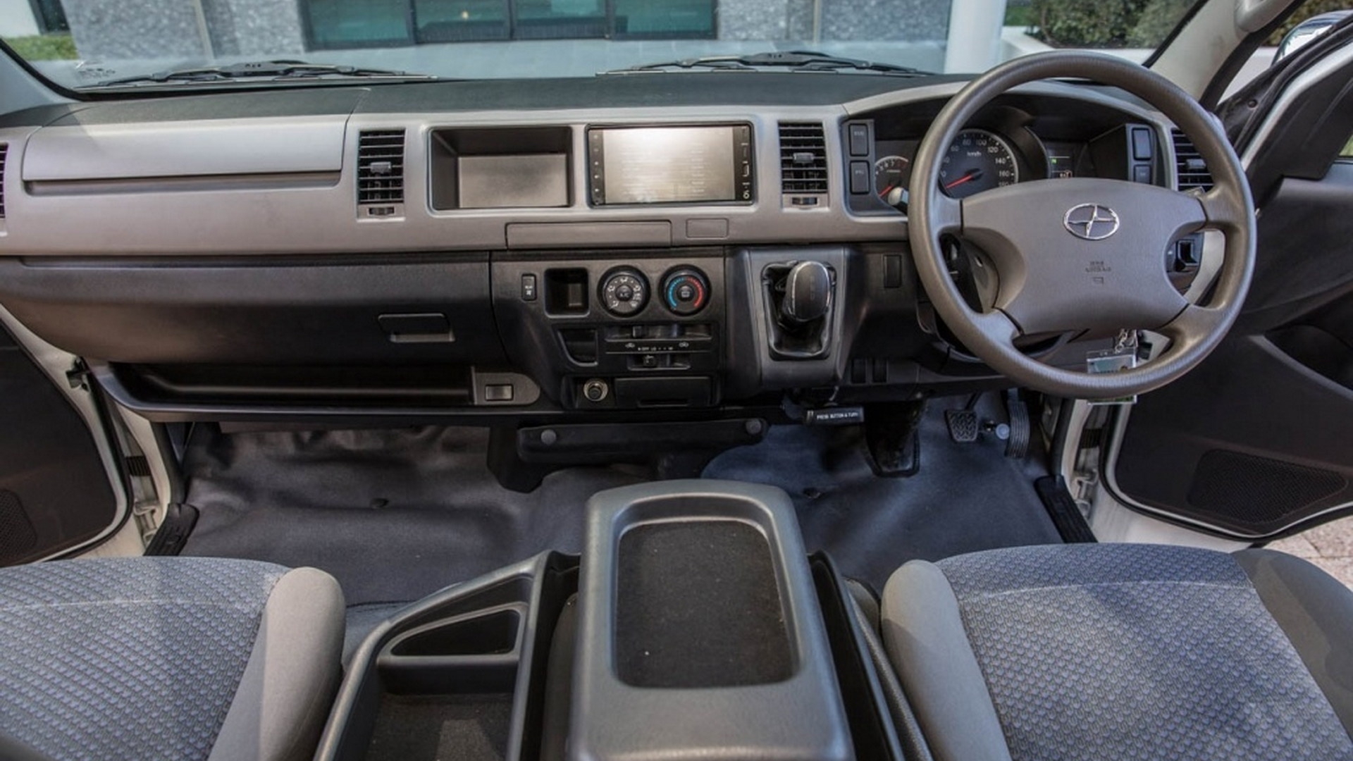Xe 16 chỗ Toyota Hiace đời cũ bị hãng xe Trung Quốc nhái thiết kế