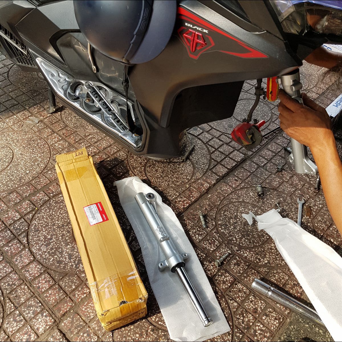 Phuoc-nhun-giam-xoc-truoc-Airblade-125-chinh-hang-Honda-8