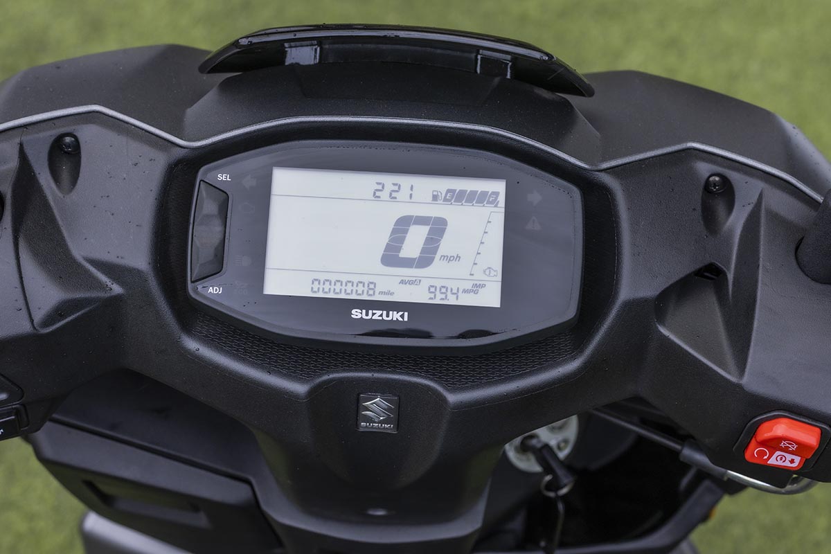 Suzuki-avenis-3