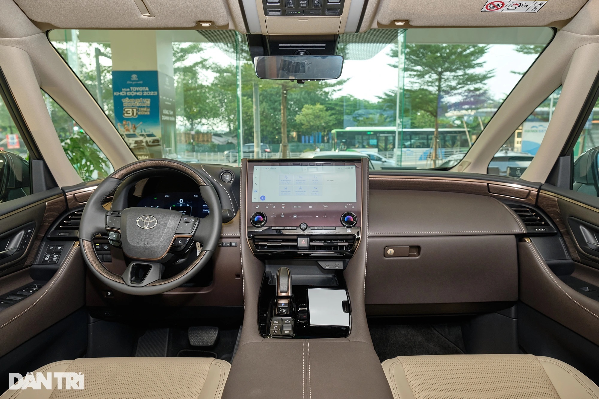 Chuyên cơ mặt đất Toyota Alphard tăng giá 140 triệu đồng tại Việt Nam - 3