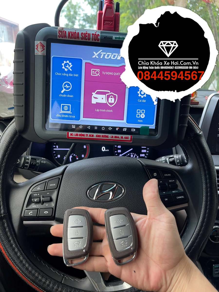 Chìa Khóa Hyundai Creta 2016-2021Chìa Khóa Hyundai Creta đời này sử dụng 3 phím bấm trên remote : mở cửa , đóng cửa, mở cốp ; cũng như những chìa khóa thông minh khác chỉ cần mang theo chìa bên người và nổ máy bằng 1 chạm , dòng chìa thông minh Hyundai Creta 2016 2014 2018 2019 2020 2021 sử dụng pin có thông số là 2032 , chìa khóa cơ theo remote là lười cơ răng .