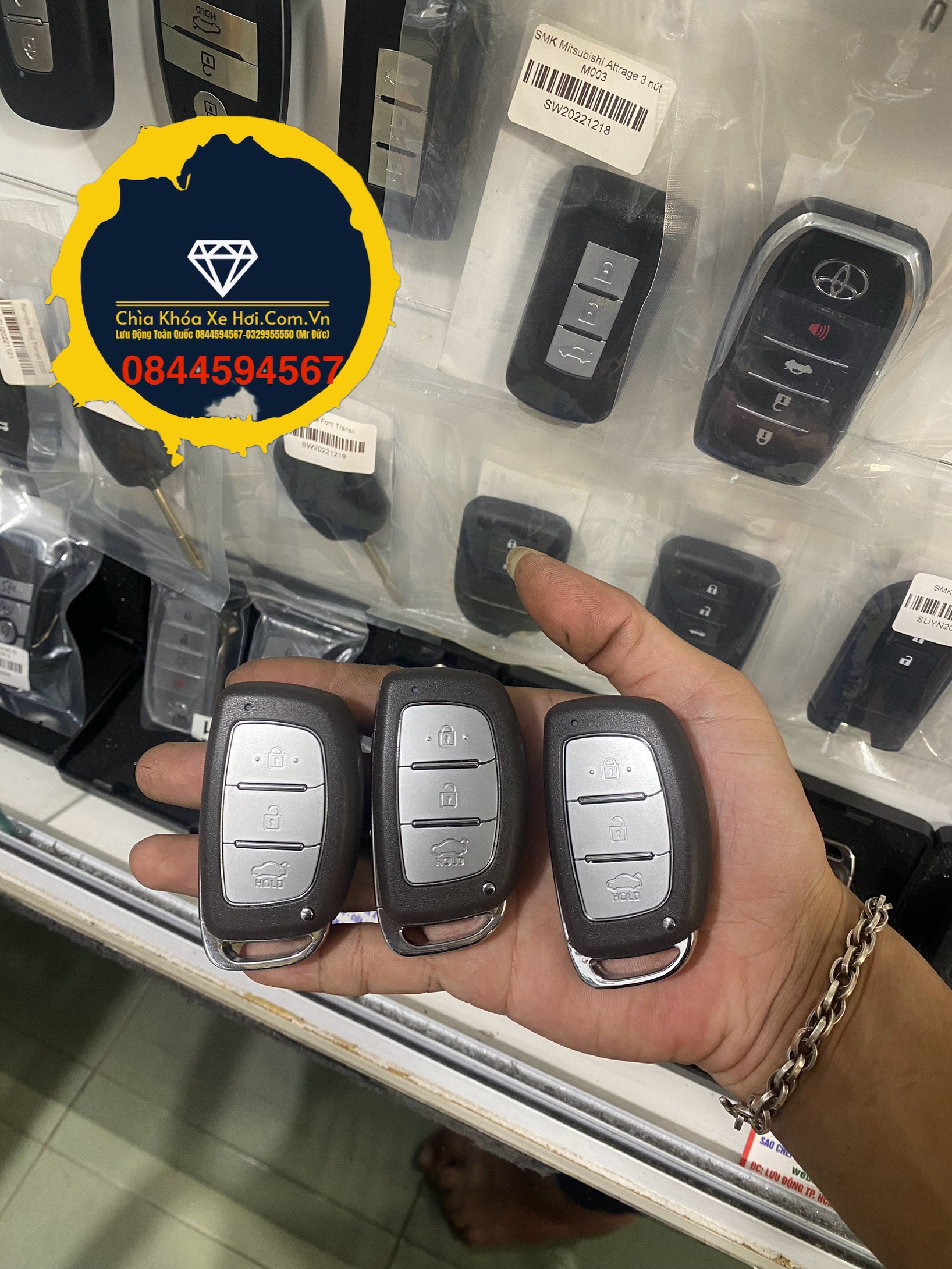 Chìa Khóa Hyundai Creta 2016-2021Chìa Khóa Hyundai Creta đời này sử dụng 3 phím bấm trên remote : mở cửa , đóng cửa, mở cốp ; cũng như những chìa khóa thông minh khác chỉ cần mang theo chìa bên người và nổ máy bằng 1 chạm , dòng chìa thông minh Hyundai Creta 2016 2014 2018 2019 2020 2021 sử dụng pin có thông số là 2032 , chìa khóa cơ theo remote là lười cơ răng .