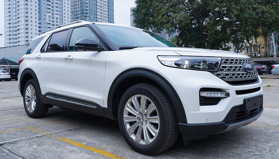 Ford Explorer Limitet 2024 mới màu trắng