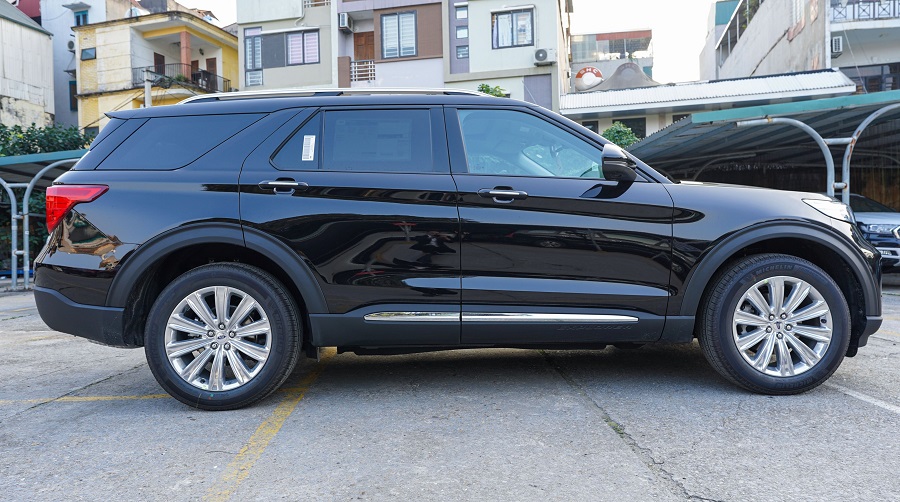 Thân xe Ford Explorer Limitet 2024 mới màu Đen