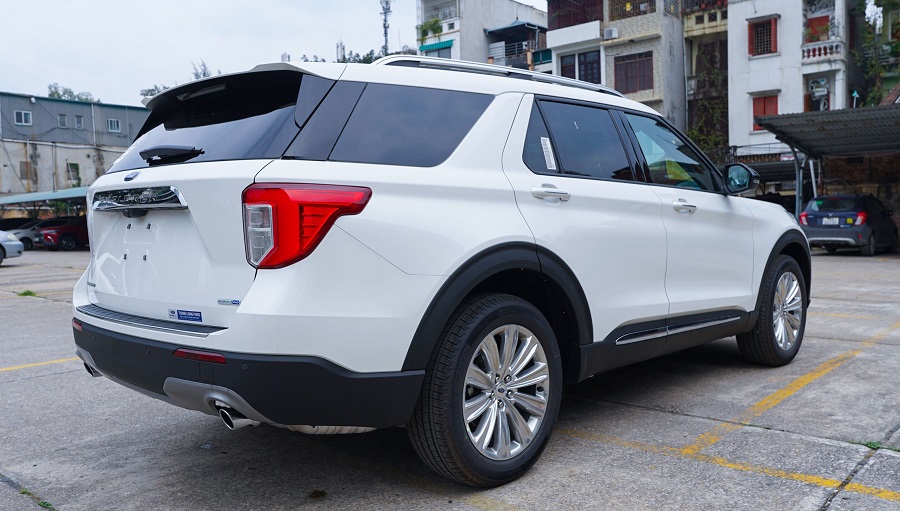 Ford Explorer Limitet 2024 mới màu trắng