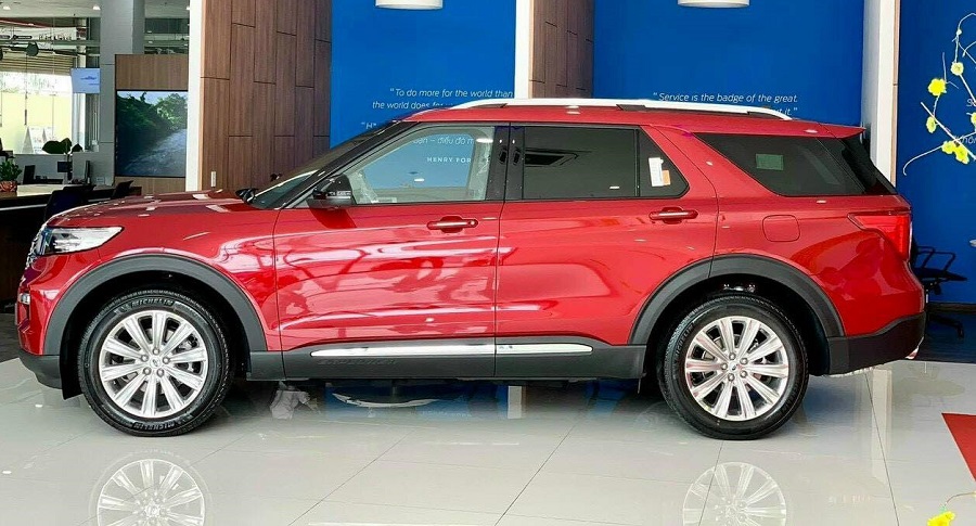 thân xe Ford Explorer Limitet 2024 mới màu đỏ
