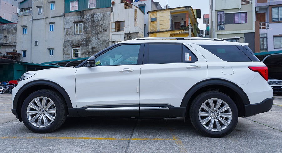 Ford Explorer Limitet 2024 mới màu trắng