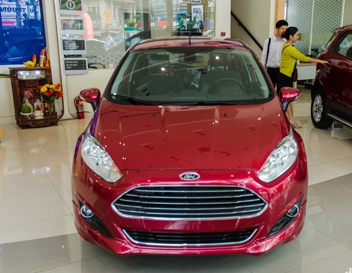 Đánh giá xe Ford Fiesta 2016: Lưới tản nhiệt hình thang ngược cùng điểm nhấn là cụm đèn sắc nét 1