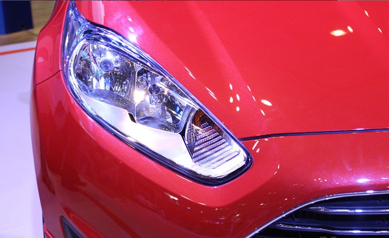Đánh giá xe Ford Fiesta 2016: Cụm đèn pha kéo dài sắc cạnh 1