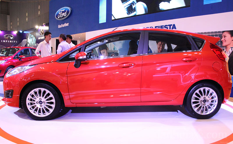 Đánh giá xe Ford Fiesta 2016: Thân xe nổi bật với những đường gân dập nổi chạy song song với viền cửa mạ crom 1