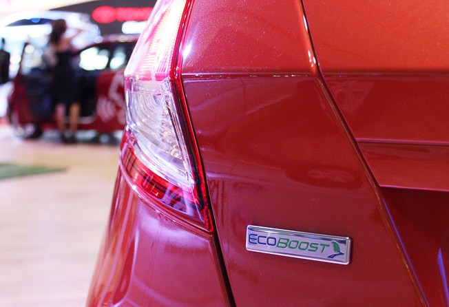 Đánh giá xe Ford Fiesta 2016: Logo động cơ “xanh” Ecoboost đặt ở phía bên trái 1