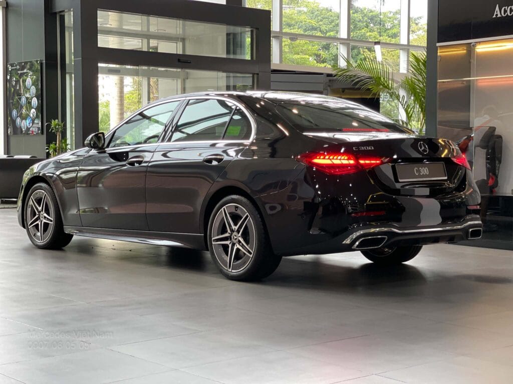 Thân Xe Mercedes-Benz C300 AMG Trang bị âm 18-inch AMG 5 chấu kết hợp lốp Run-flat