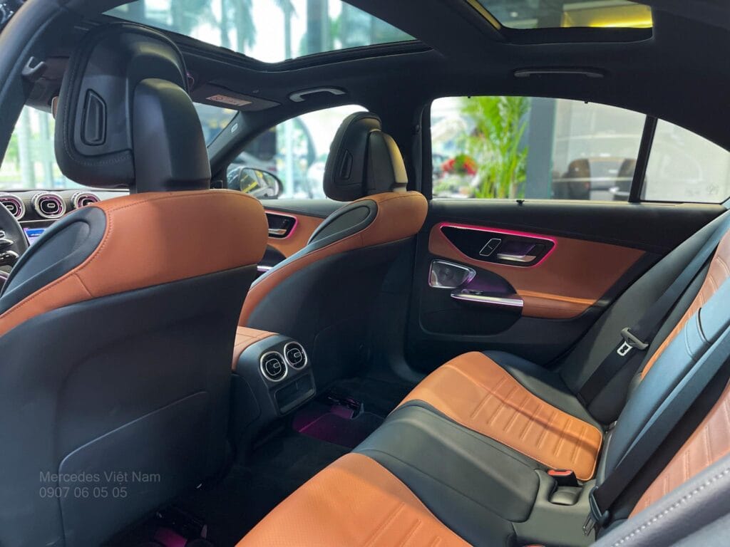 Không Gian Nội Thất Mercedes-Benz C300 AMG