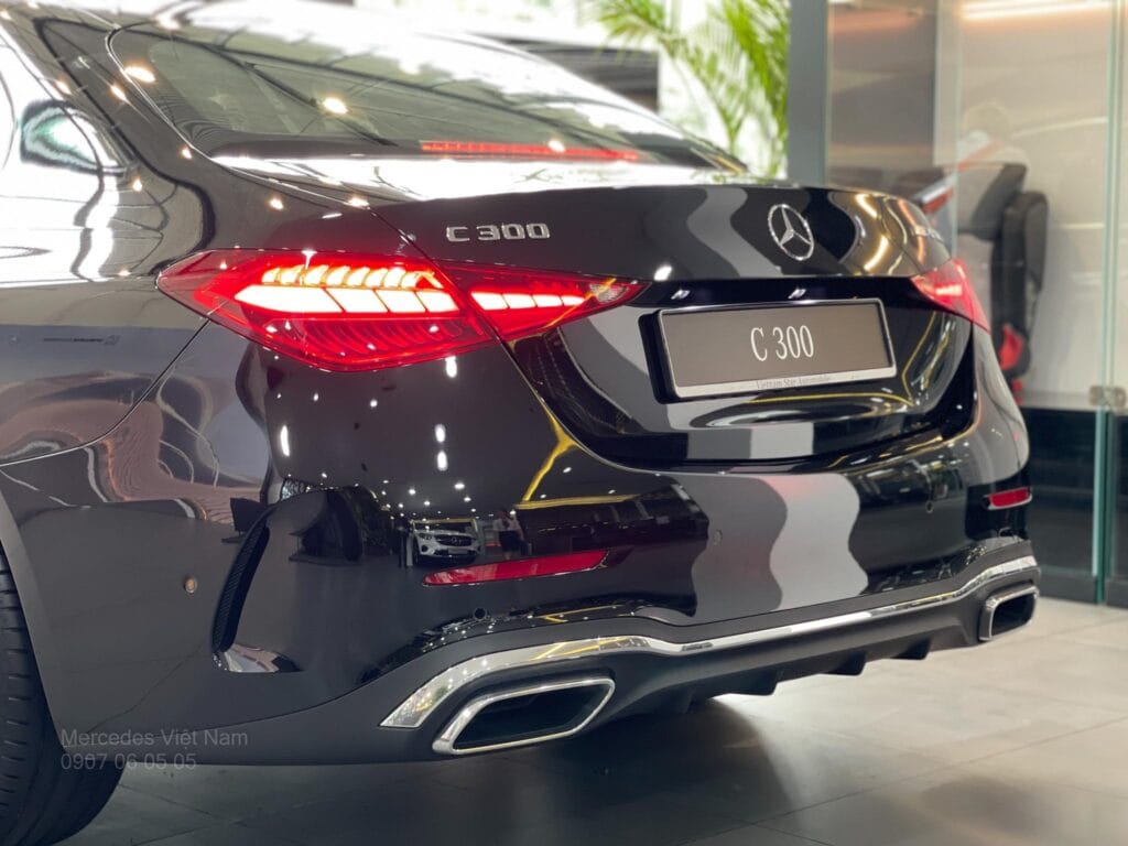 Mercedes-Benz C300 AMG Hàng Ghế Sau Rộng Rãi và Thoải Mái