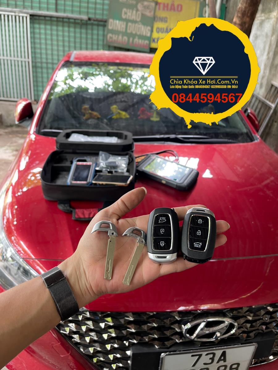 Chìa Khóa Hyundai Accent 2018-2021Chìa Khóa Hyundai Accent đời này sử dụng 3 phím bấm trên remote : mở cửa , đóng cửa, mở cốp; cũng như những chìa khóa thông minh khác chỉ cần mang theo chìa bên người và nổ máy bằng 1 chạm , dòng chìa thông minh Hyundai Accent 2018 2019 2020 2021 sử dụng pin có thông số là 2032 , chìa khóa cơ theo remote là lười cơ phay .