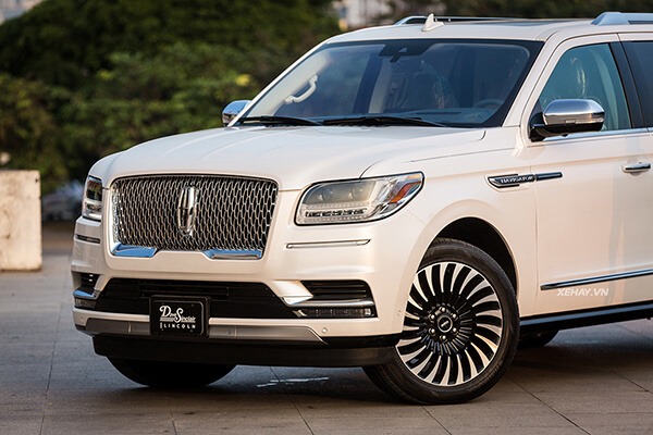 Muaxegiatot-vn-Lincoln-Navigator-Black-Label-review-3