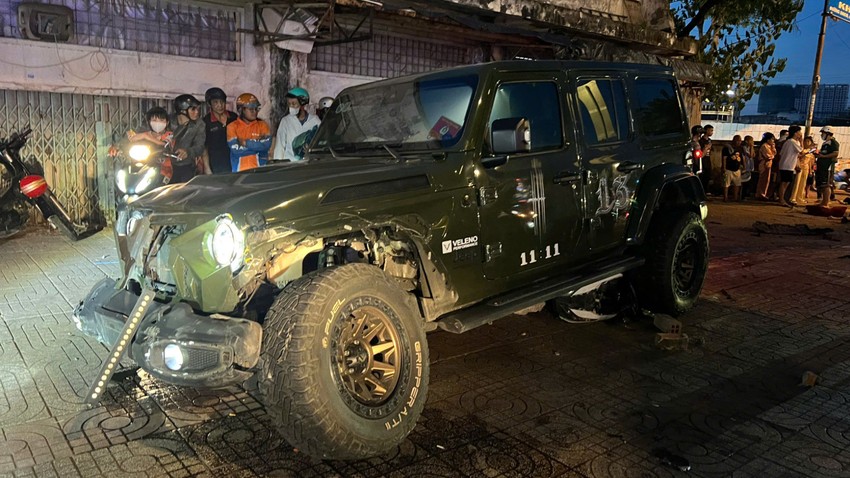 xe-jeep-tong-hang-loat-xe-may-o-tp-hcm-hai-me-con-tu-vong-chu-xe-la-chu-quan-bar-noi-tieng-3.jpg