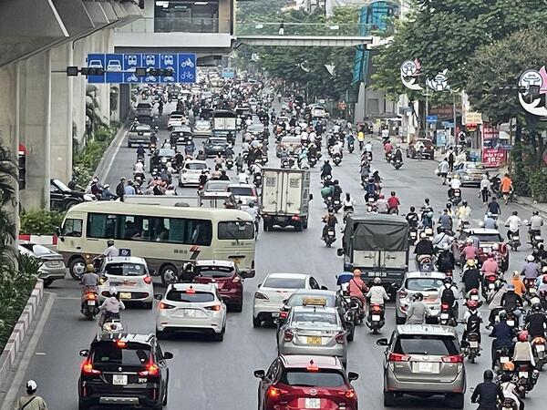 Ô tô lấn làn xe máy sẽ bị phạt hành chính từ 600.000 đồng đến 800.000 đồng