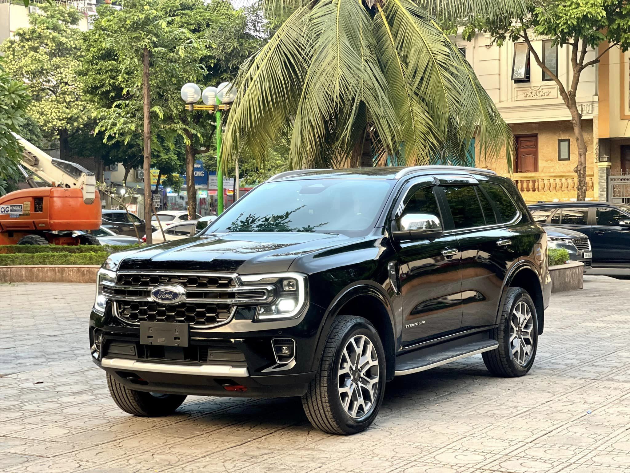 dau xe ford everest titanium 2 cau mau den 2023 2024 5