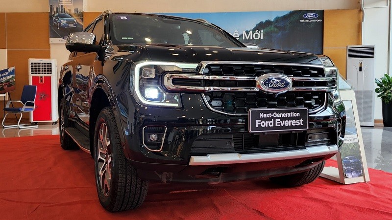 gia xe ford everest titanium 2 cau mau den 2023 2024 2