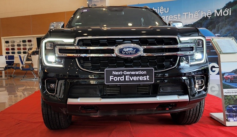 dau xe ford everest titanium 2 cau mau den 2023 2024