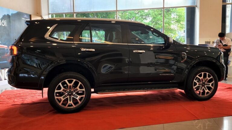 gia xe ford everest titanium 2 cau mau den 2023 2024 1