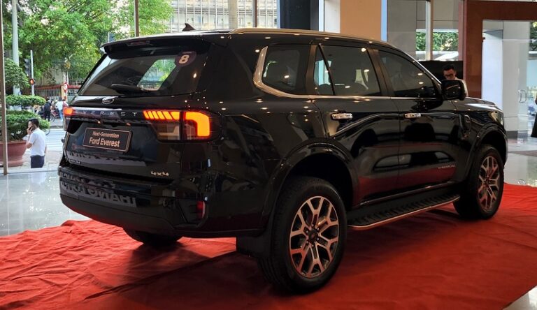 duoi xe ford everest titanium 2 cau mau den 2023 2024 1
