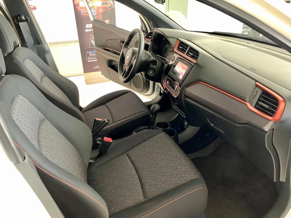Khoang lái xe Honda Brio